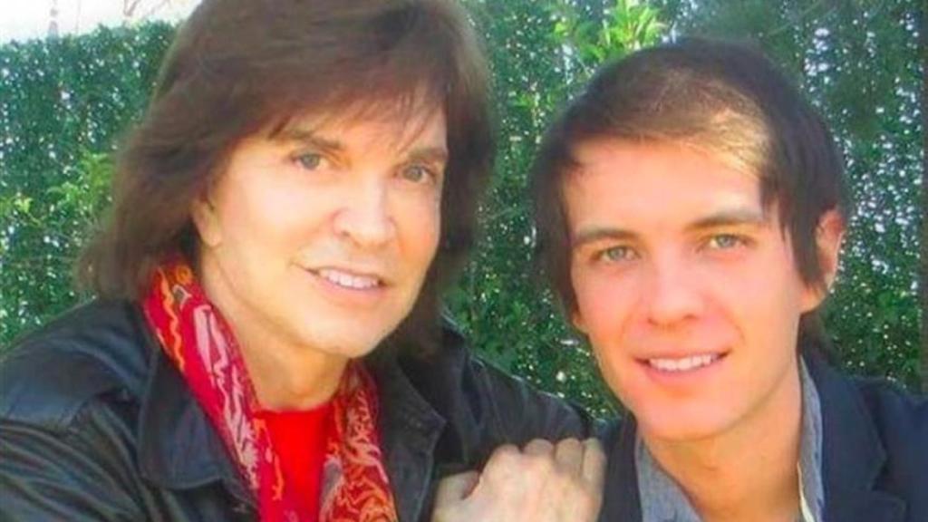 Camilo Sesto junto a su hijo, Camilín, en una imagen antigua.