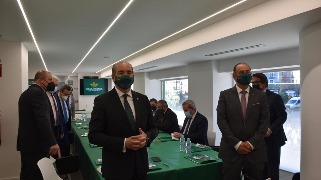 Los directivos de Caja Rural de Zamora en la oficina de Plaza de España en Valladolid