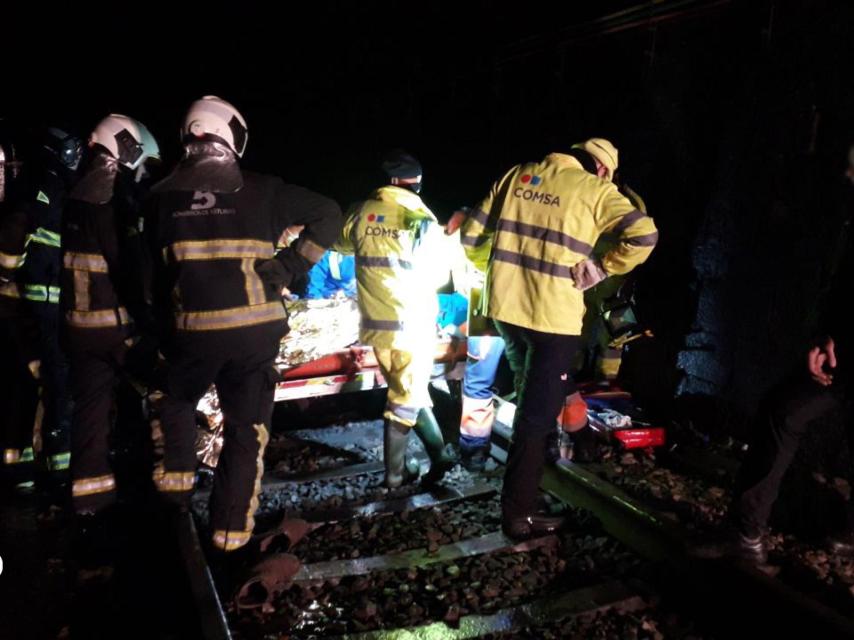 Bomberos y sanitarios atienden al maquinista herido tras el descarrilamiento