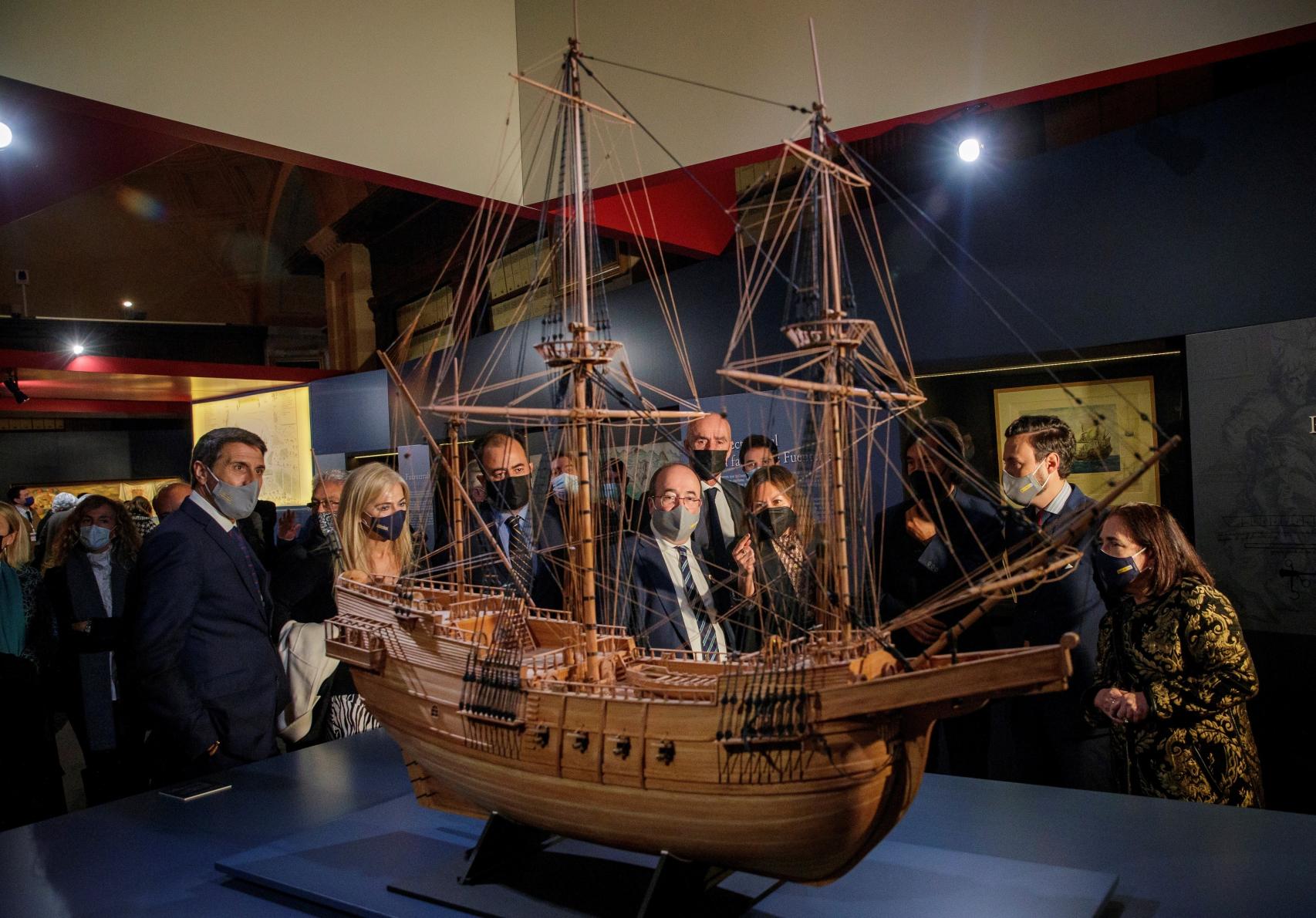 El ministro Miquel Iceta y otras autoridades, durante la inauguración de la exposición este lunes.