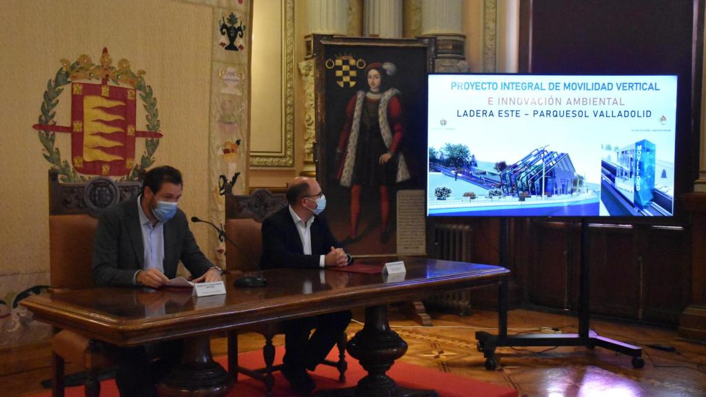 Ósacr Puente y Luis Vélez durante la presentación de los elevadores de la zona este de Parquesol