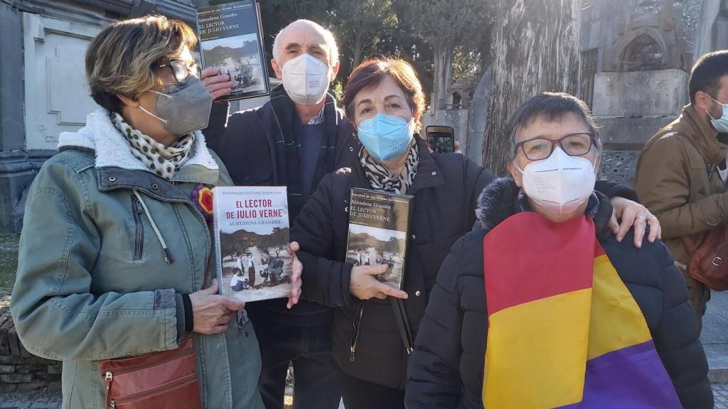 Cuatro lectores se despiden de Almudena Grandes y acuden al entierro con sus libros. Foto: @RuthMendezT5