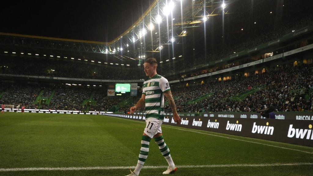 Nuno Santos, jugador del Sporting CP, caminando por el Jose Alvalade