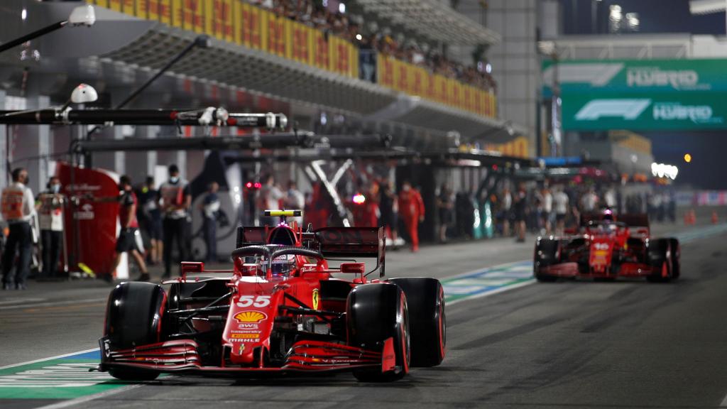 Carlos Sainz y Charles Leclerc rodando en el circuito de Losail en Catar