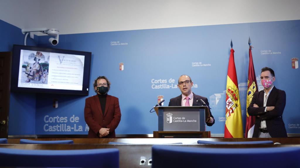 Pablo Bellido, en el centro, durante la presentación del espectáculo.