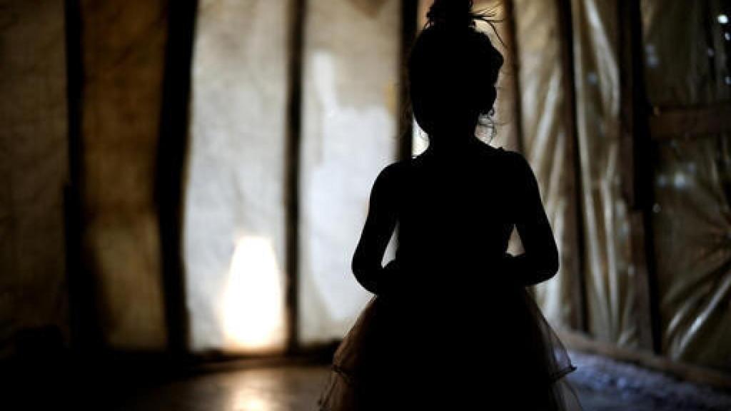 La pequeña figura de Aya, una niña de cinco años aparece y susurra no queremos nada más que un nuevo hogar.