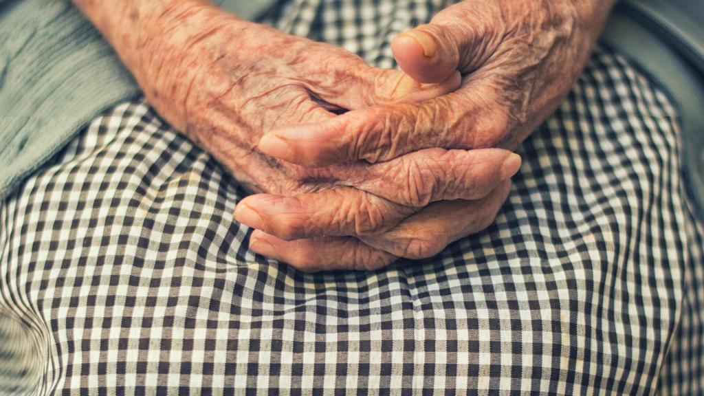 Imagen de archivo de las manos de una persona en la tercera edad