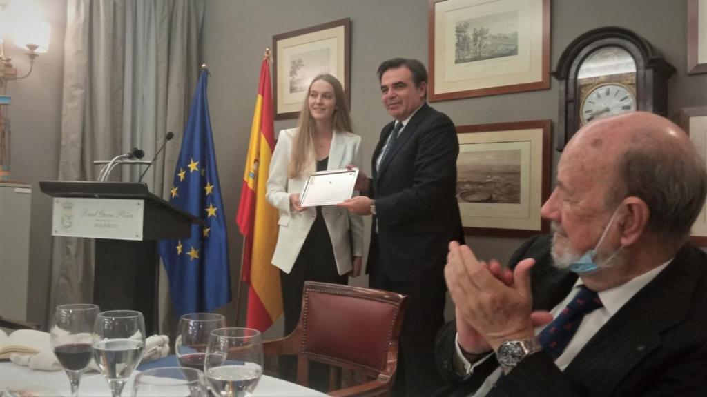Margaritis Schinas, vicepresidente de la Comisión Europea, recibe de Sofia de Habsburgo el premio Otto de Habsburgo, ante José María Gil-Robles.