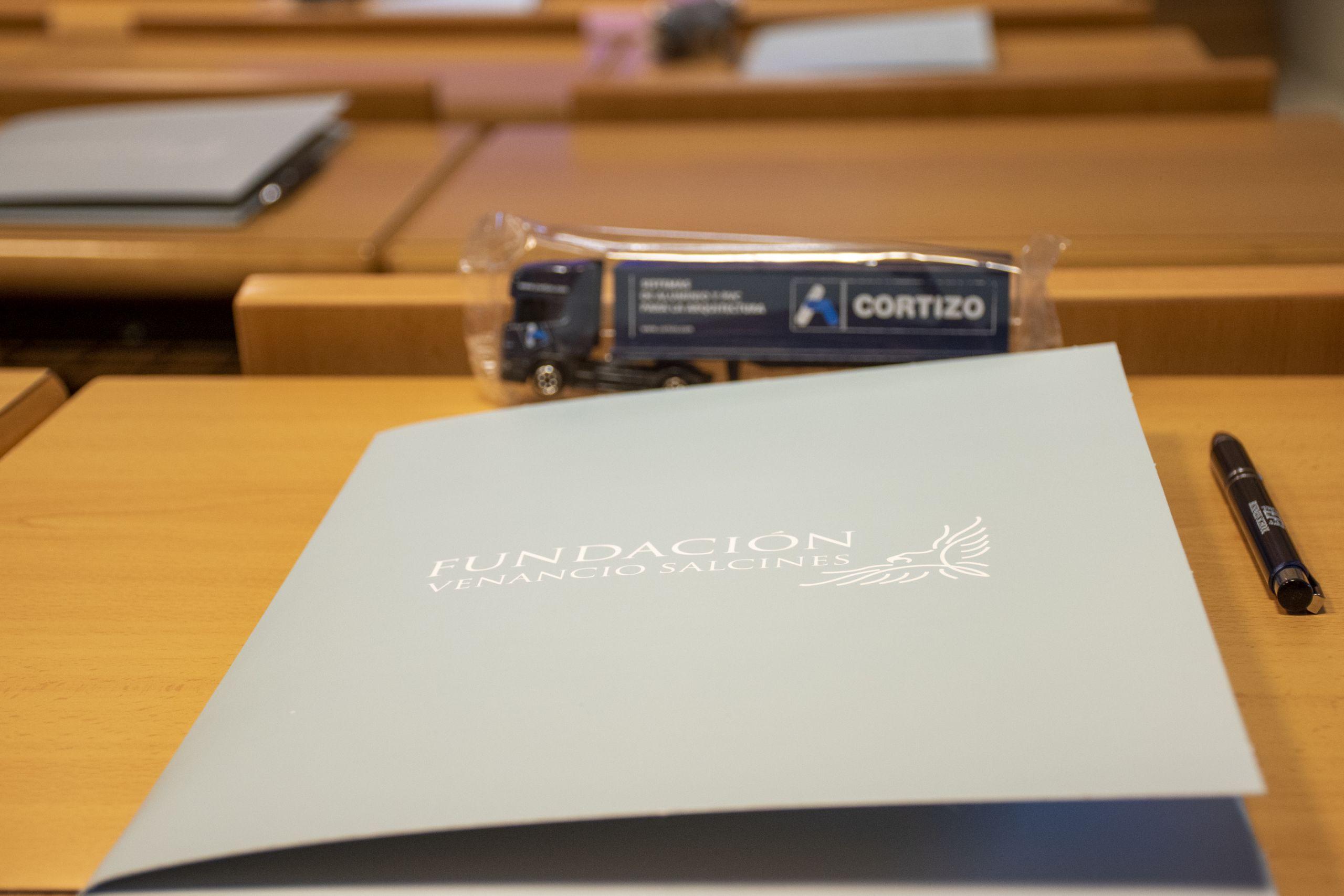 El alumnado hizo entrega de alimentos. Foto: Cedida-