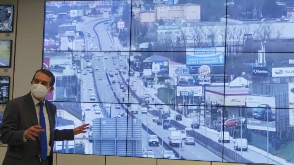 Abel Caballero,en la sala de movilidad del Concello de Vigo