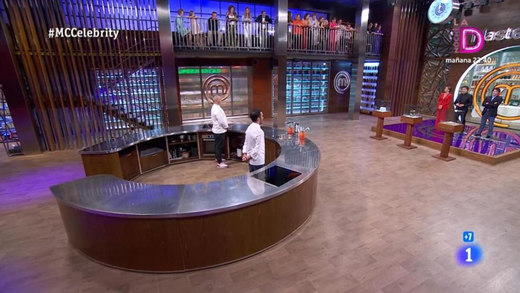 Juanma y Miki. minutos antes de su duelo ante la atenta mirada de sus excompañeros y familiares.