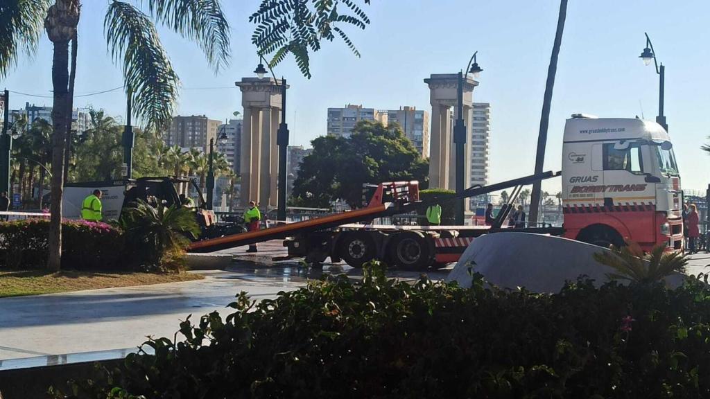Retirada de la barredora de Limasam tras el incendio en la Plaza de la Marina.