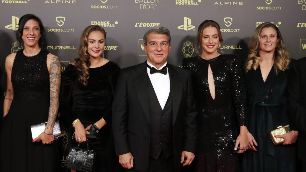 Joan Laporta, en la gala del Balón de Oro junto a las jugadoras del equipo femenino
