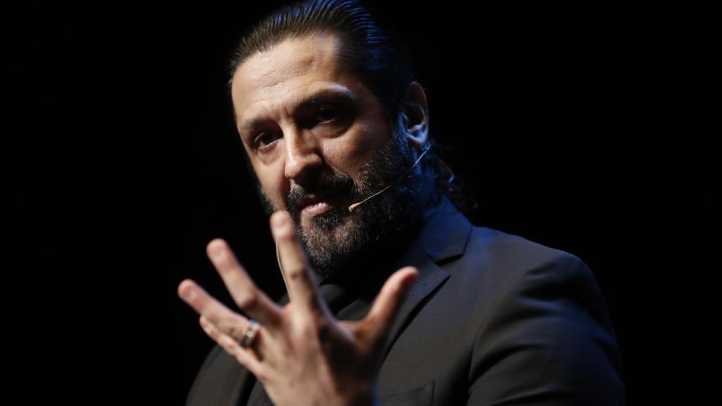 Rafael Amargo sobre el escenario tras su puesta en libertad, el pasado diciembre de 2020.