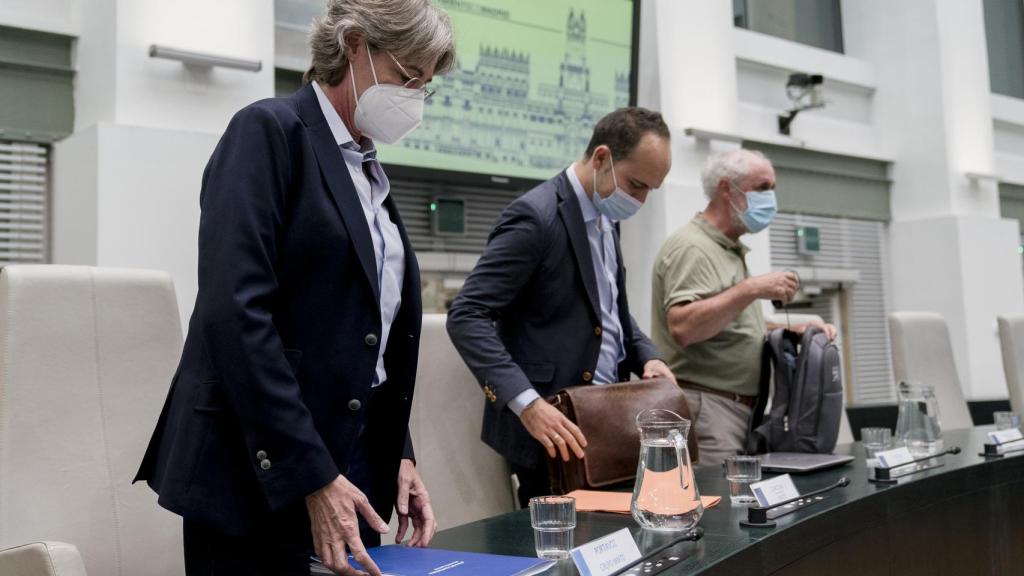 Los diputados del Grupo Mixto, Marta Higueras, José Manuel Calvo y Luis Cueto, durante un pleno municipal.