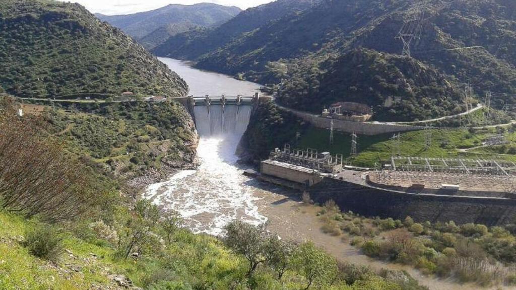 La presa vaciando agua durante una crecida