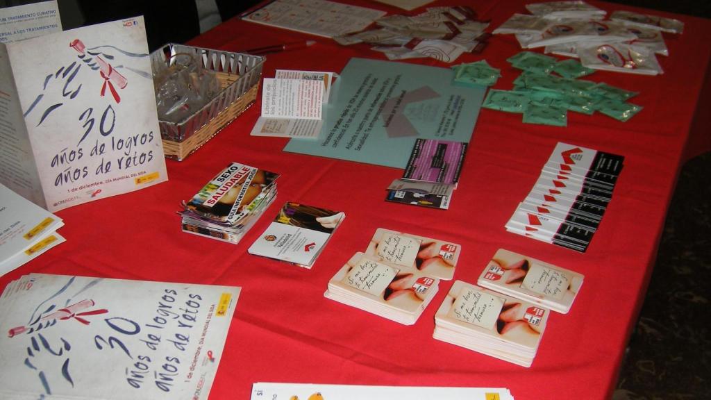 Mesa informativa del Comité Antisida de Valladolid