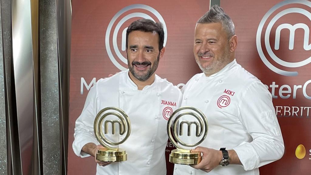 Juanma Castaño y Miki Nadal, con sus trofeos.