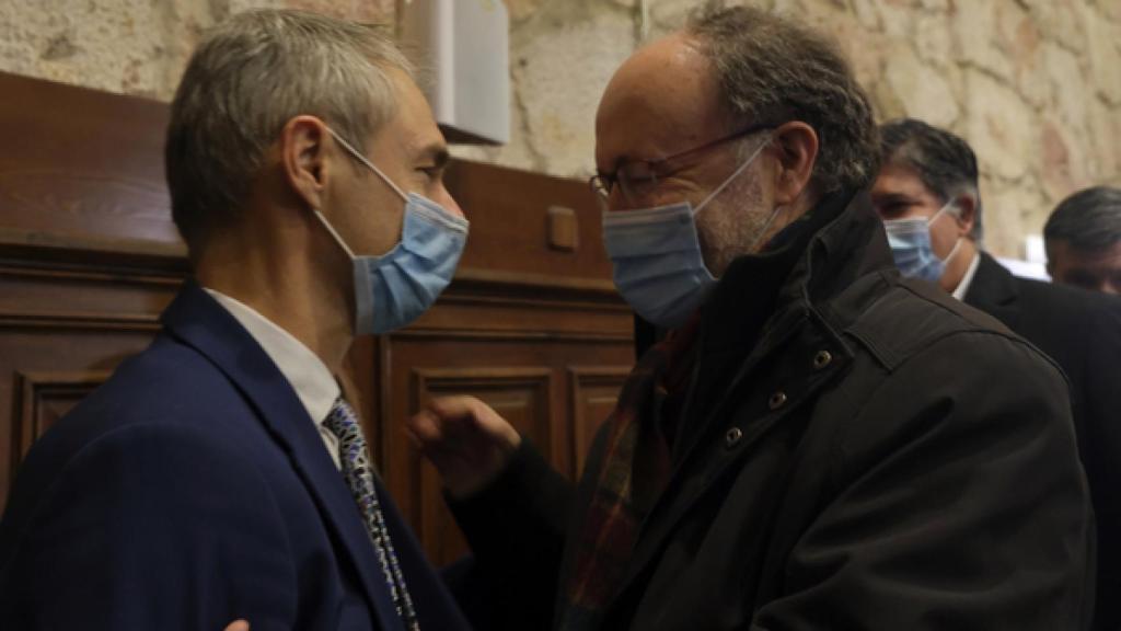 Ricardo Rivero recibe la felicitación de Mariano Esteban