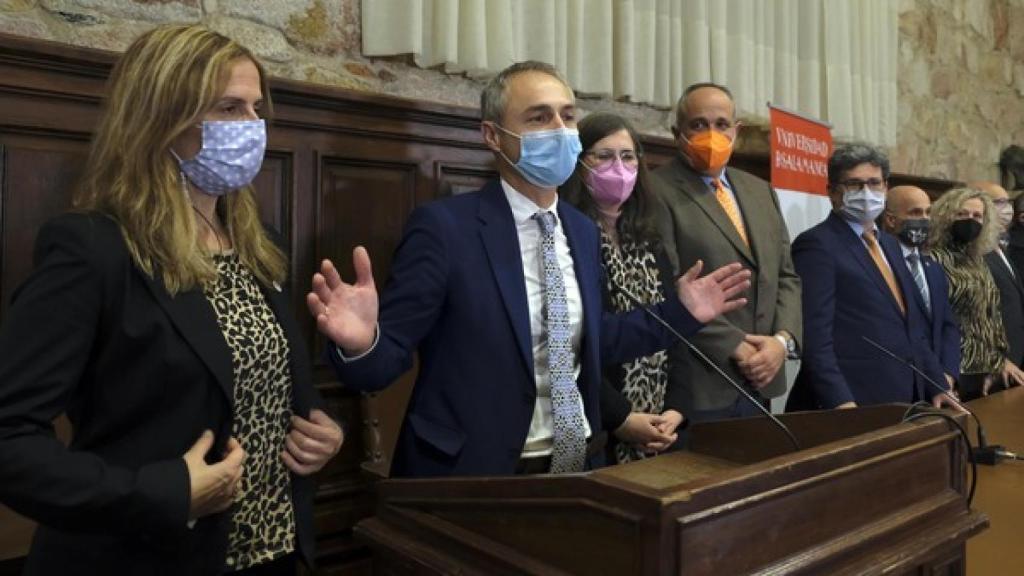 Rivero, acompañado por los miembros de su candidatura en el Aula Unamuno