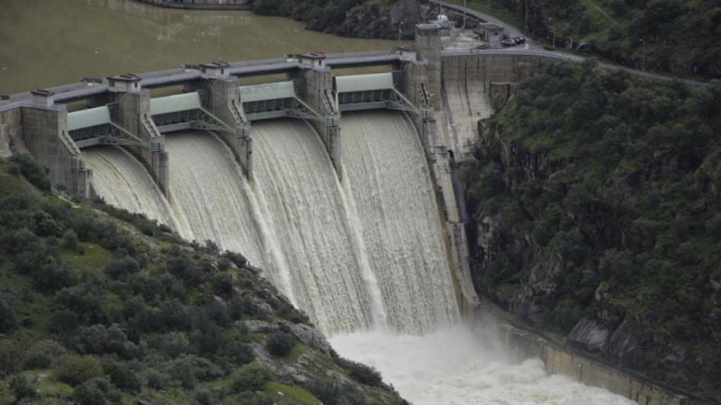 Presa y embalse de Saucelle, en el río Duero internacional