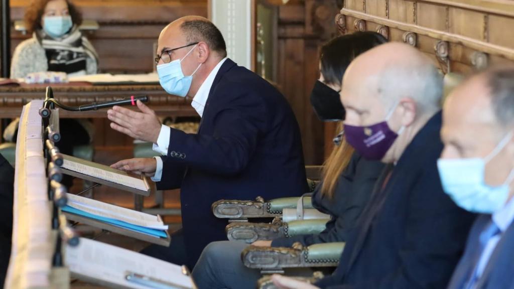 Luis Vélez durante el pleno del Ayuntamiento de Valladolid