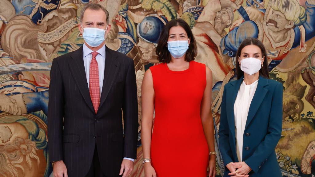 Los reyes de España, Felipe VI y Letizia, durante la recepción a Garbiñe Muguruza tras convertirse en la primera maestra española del circuito WTA.