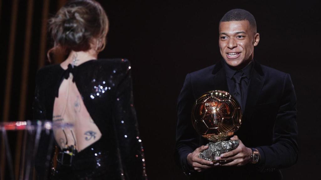 Alexia Putellas recibe el Balón de Oro Femenino 2021 de las manos de Kylian Mbappé