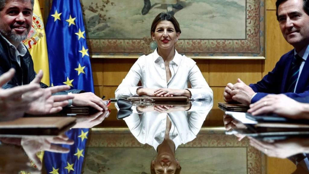 Yolanda Díaz, entre Unai Sordo (CC. OO.) y Antonio Garamendi (CEOE) .