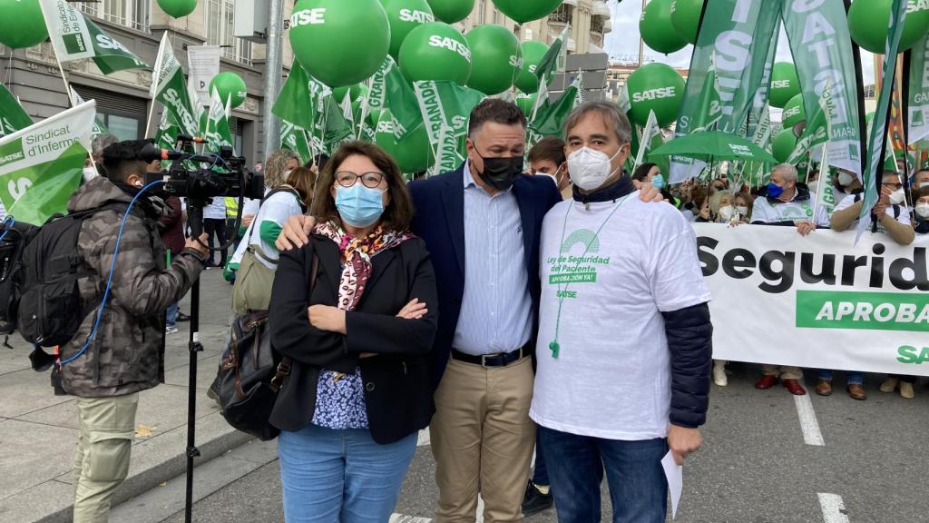 Rosa Mendel y Juan Antonio Delgado (diputados de Unidas Podemos) junto al presidente de Satse, Manuel Cascos.