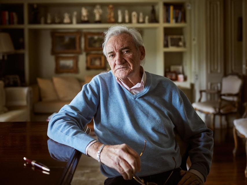 Luis del Olmo, en su casa de Barcelona, tras la entrevista.