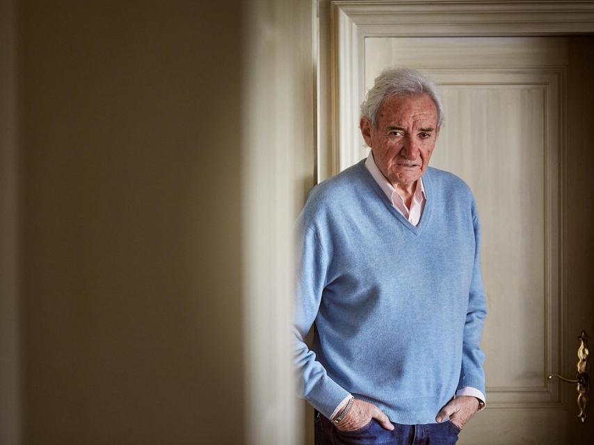 Luis del Olmo mide 1,90. En persona, parece todavía más alto.