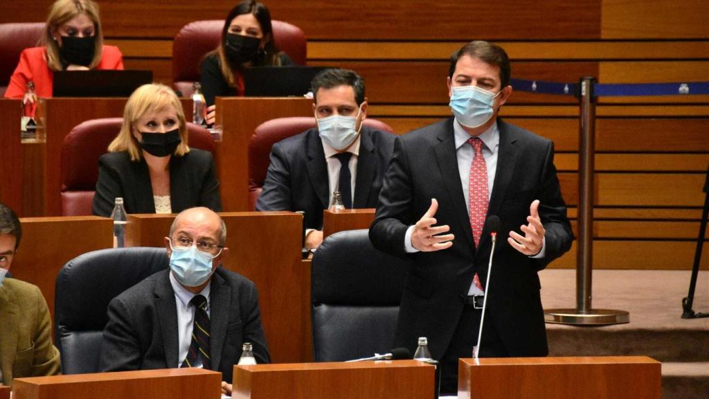 Mañueco durante el pleno de las Cortes