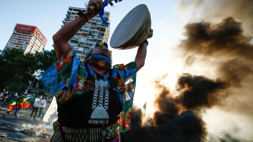 Un representante indígena, durante las violentas protestas de Chile.