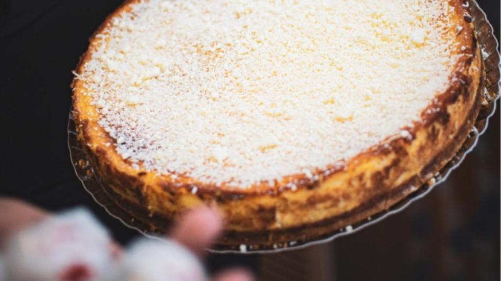 Ricardo Álvarez ha incorporado el bombón Rafaello a la tarta de queso.