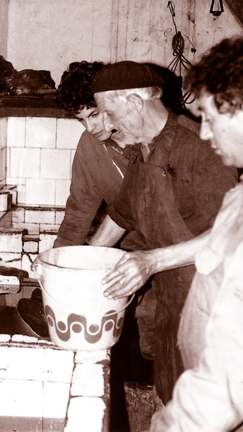 Antonio 'Quiacer', q.e.p.d., lagarero de 'La Fábrica' -lagar- de Villarino