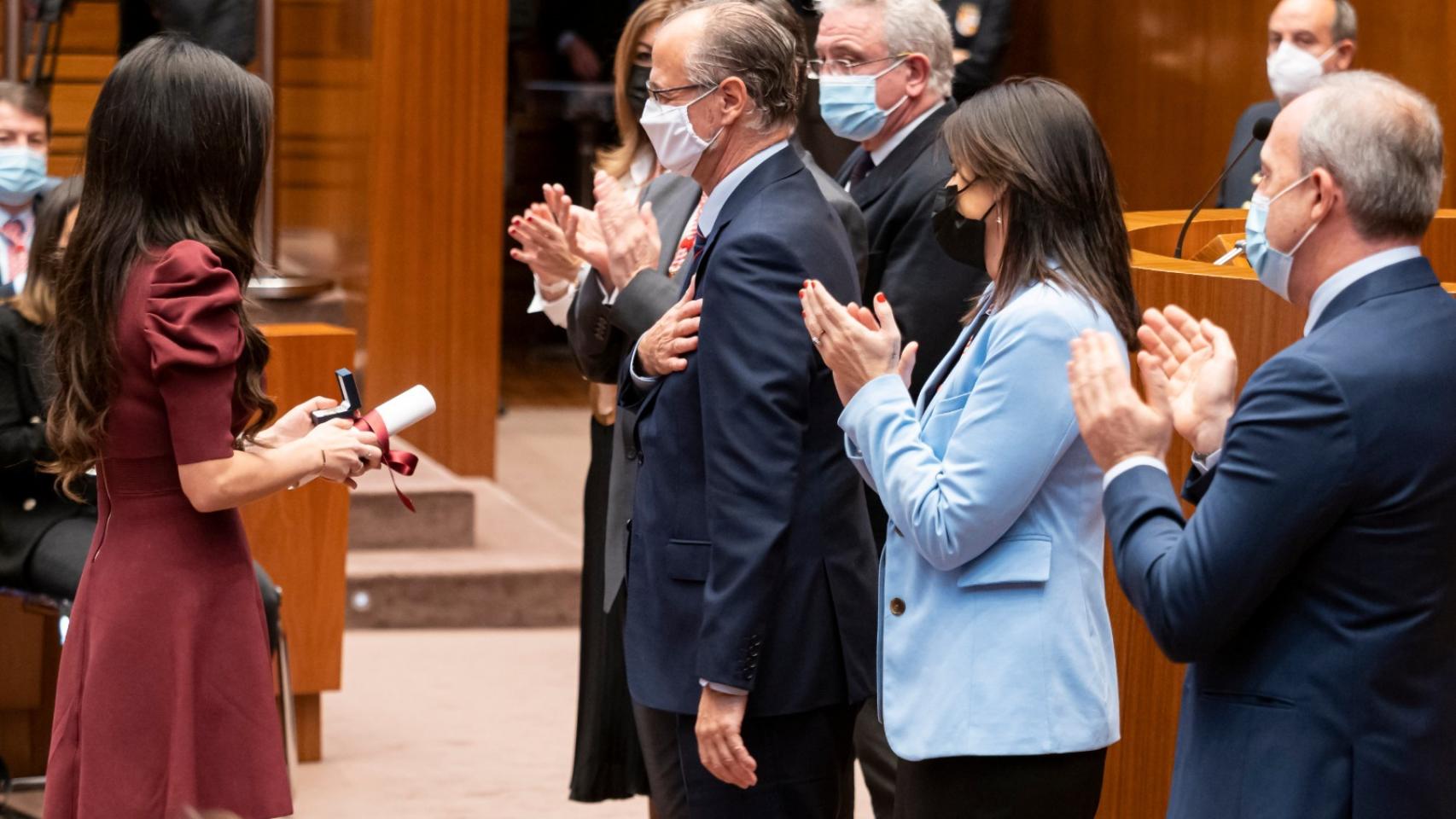 Medalla de oro de las Cortes a los sanitarios
