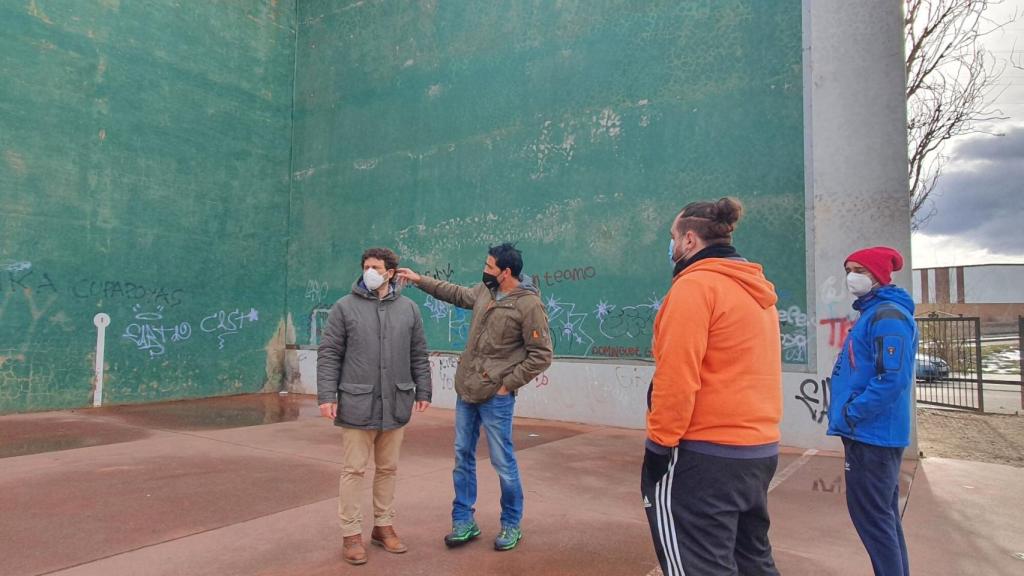 Reunión sobre las mejoras en el frontón de Navatejera