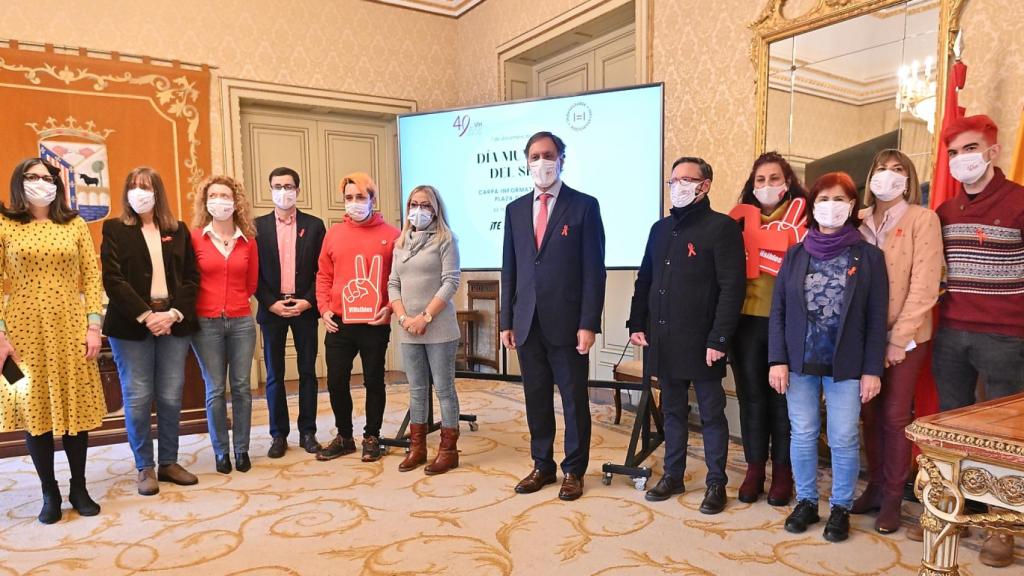 El alcalde y concejales de los grupos municipales recibieron a los miembros del Comité Ciudadano Antisida de Salamanca