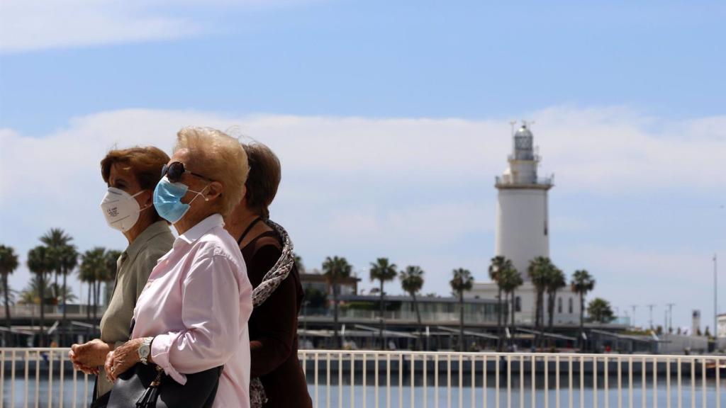 Mujeres pasean por el Muelle de Málaga.