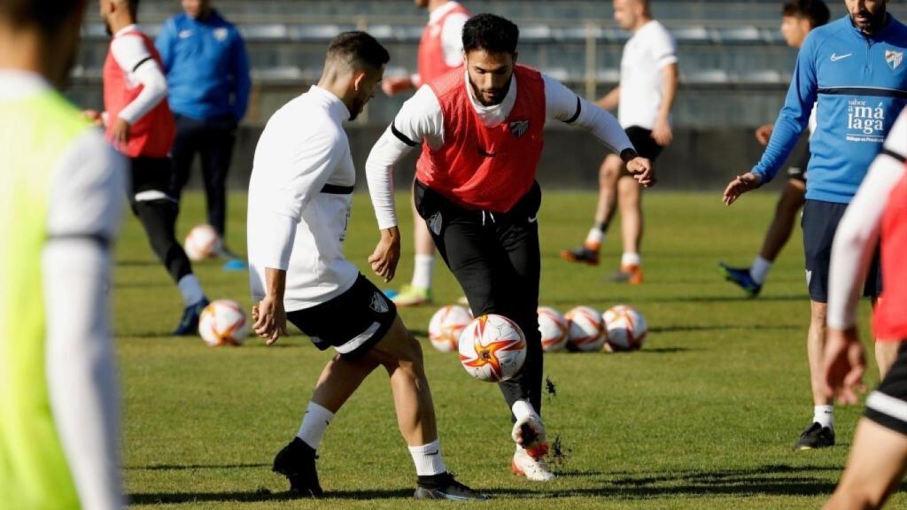 Antoñín y Jairo disputan el balón en un entrenamiento.