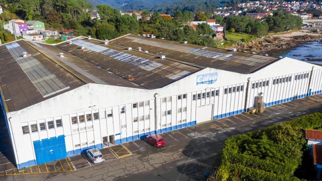 Exteriores de la conservera que Calvo saca a subasta en Esteiro (Muros).