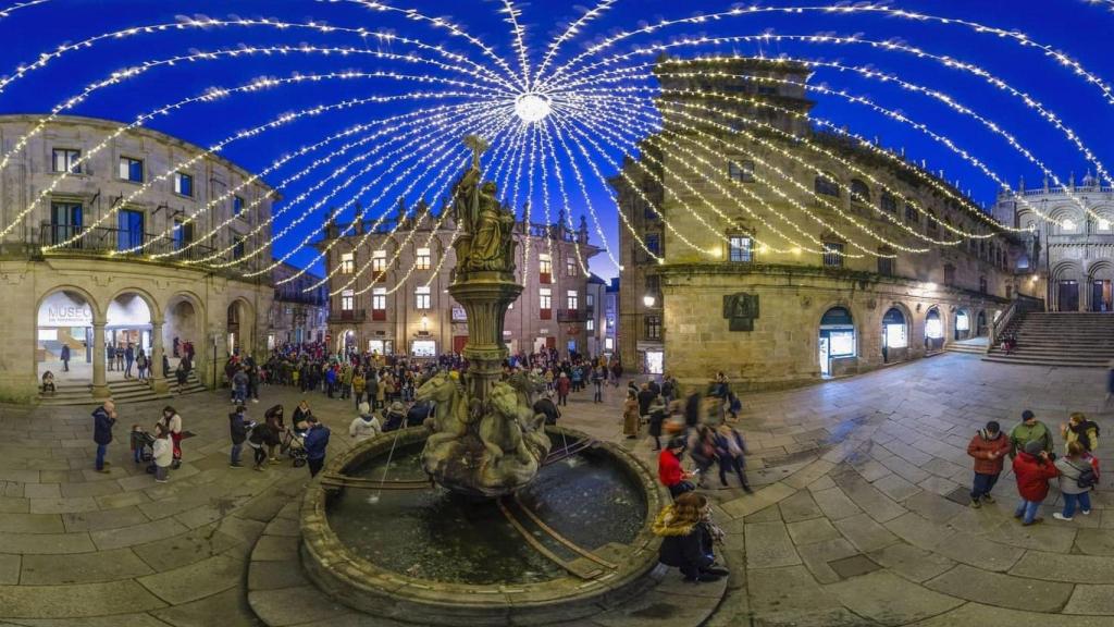 La Praza das Praterías con su iluminación navideña.