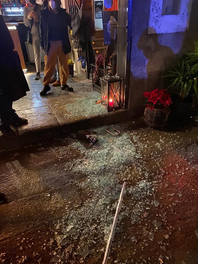 La puerta de cristal rota en mil pedazos tras la pelea (Cedida).