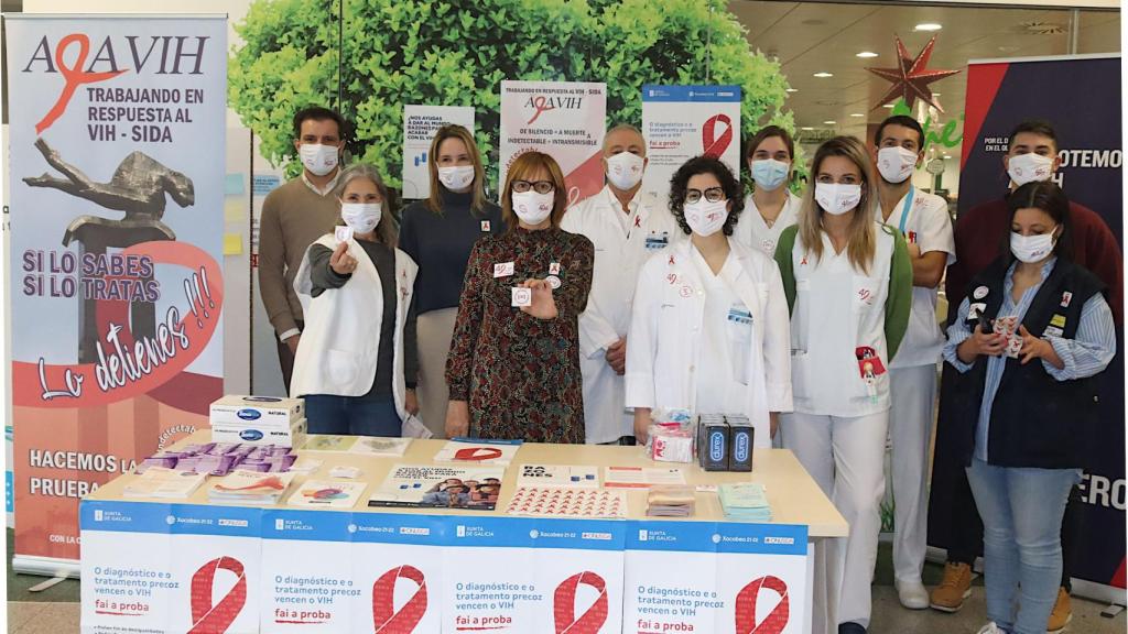 Mesa informativa de la asociación AGAVIH en el Hospital Álvaro Cunqueiro.