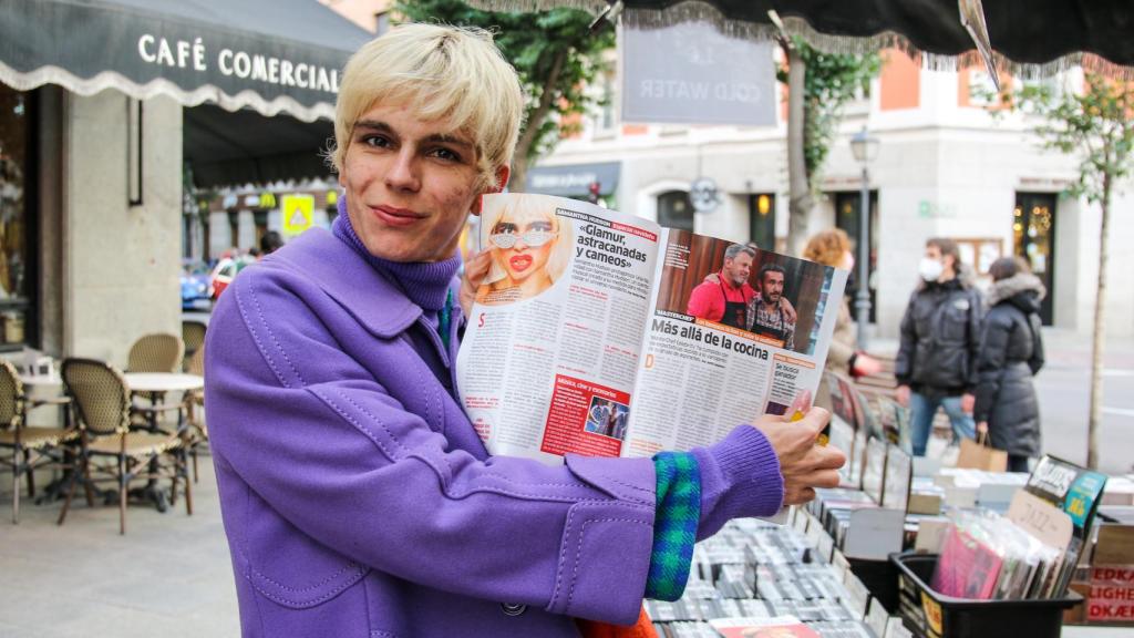 Samantha compra una revista donde sale una entrevista suya.