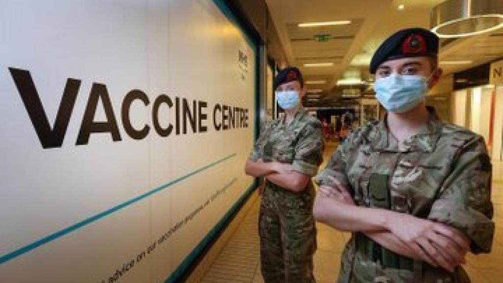 Dos miembros del Comando TRG en Lympstone, Devon.