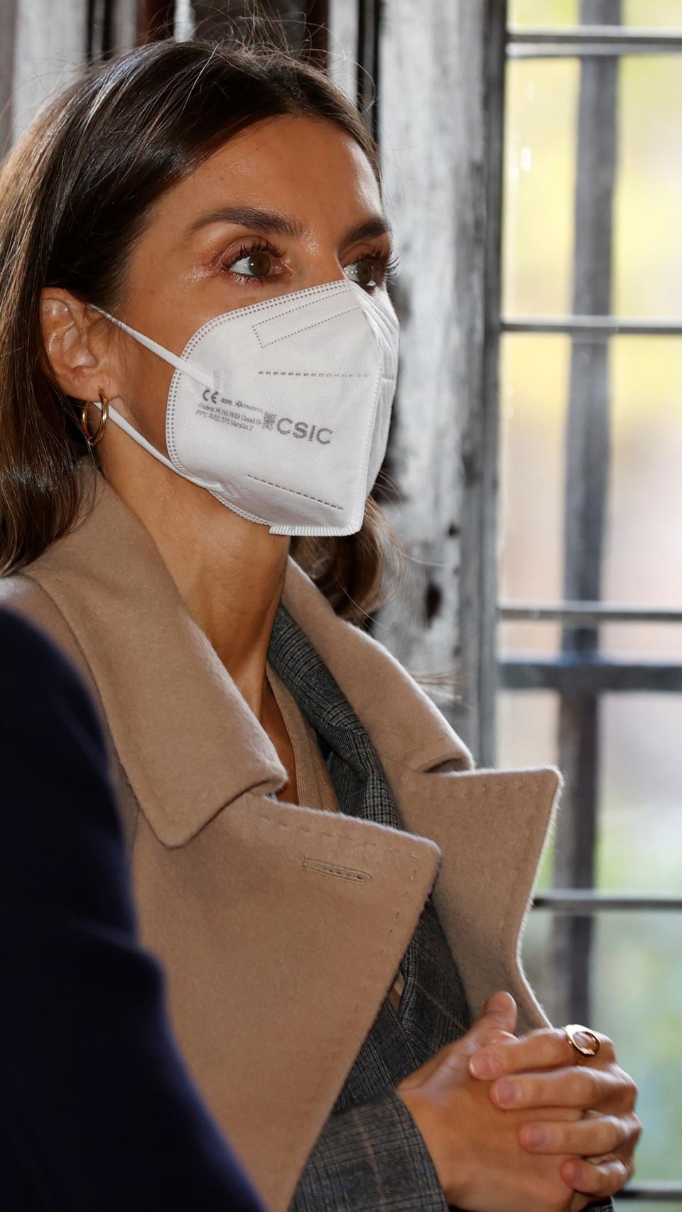 Detalle de los pendientes de la reina Letizia y el anillo de Karen Hallam.