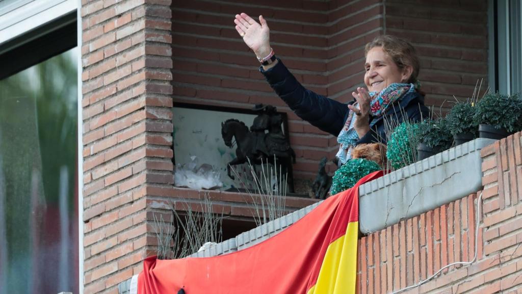 La infanta Elena, en el balcón de su casa de Madrid.