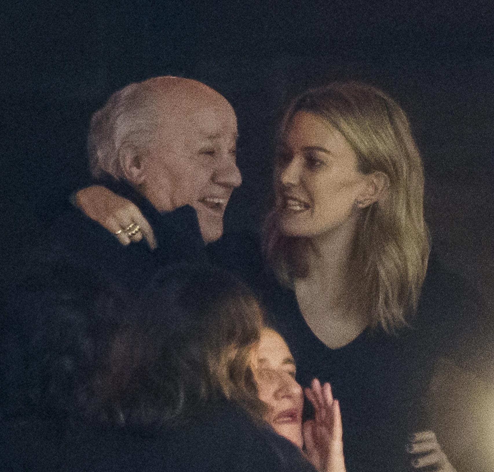 Amancio Ortega y su hija Marta, en una cena familiar.